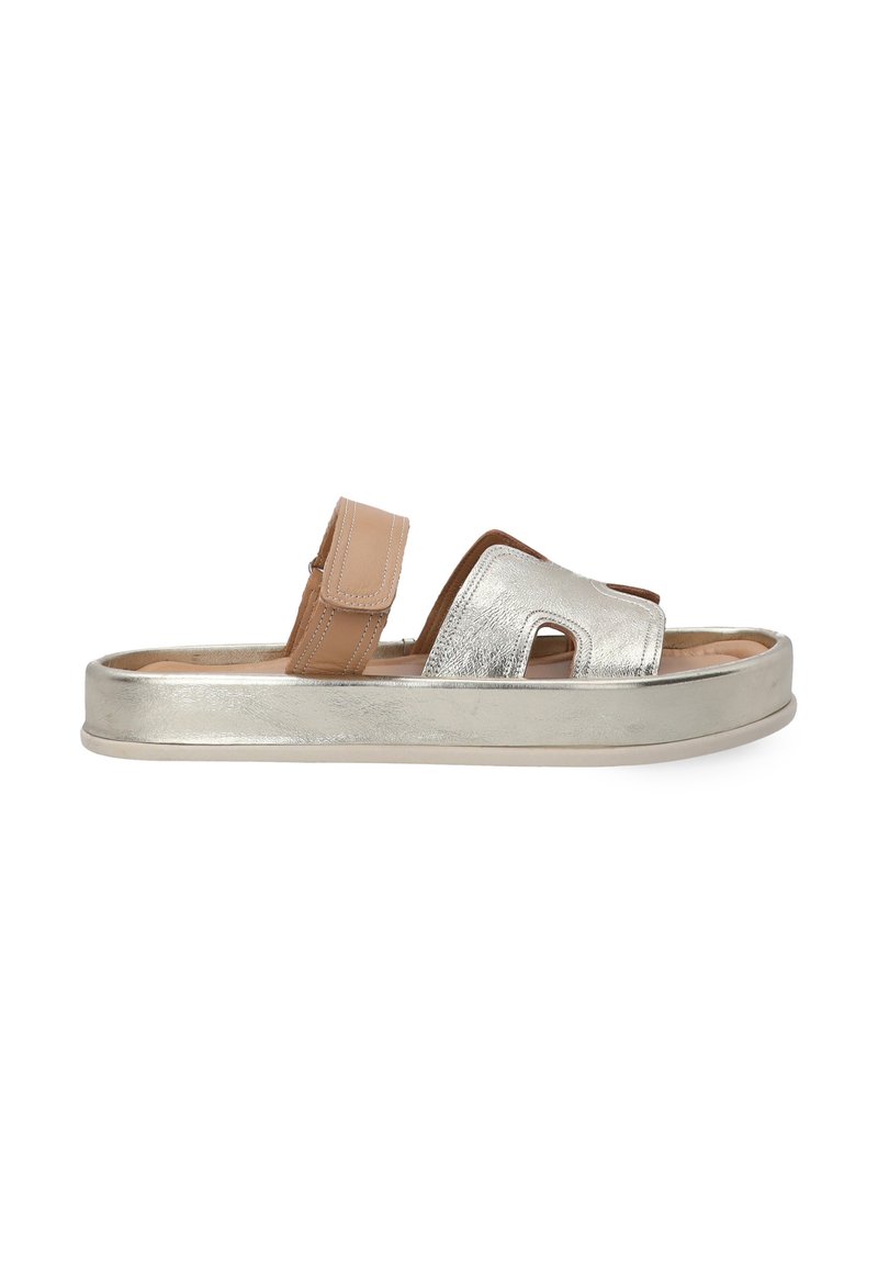 Metallic sølv slide sandal med en beige justerbar rem, åben tå design og en tykk tekstureret sål for komfort.