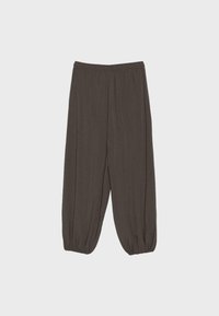 Pantalon ample marron foncé avec ceinture élastique et poignets élastiques, en tissu léger et texturé.