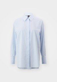 Modrá a bílá košile s dlouhým rukávem a svislými pruhy, s knoflíkovou légou, špičatým límečkem a knoflíkovými manžetami na bílém pozadí.