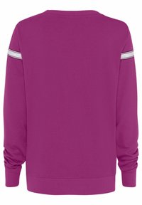 Sudadera de forro polar en un vibrante magenta con puños y bajo acanalados. Presenta detalles a rayas blancas y negras en las mangas. Textura suave.