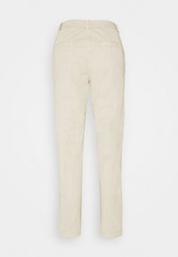 Pantaloni beige con taglio dritto, dotati di tasche posteriori, una struttura liscia e una cintura. Il tessuto sembra leggero e leggermente stropicciato.