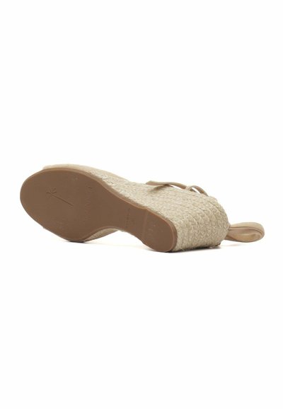 Sandalo wedge in tessuto beige con tomaia strutturata, fasce sottili e suola in gomma marrone solida. Marchio visibile sulla suola.