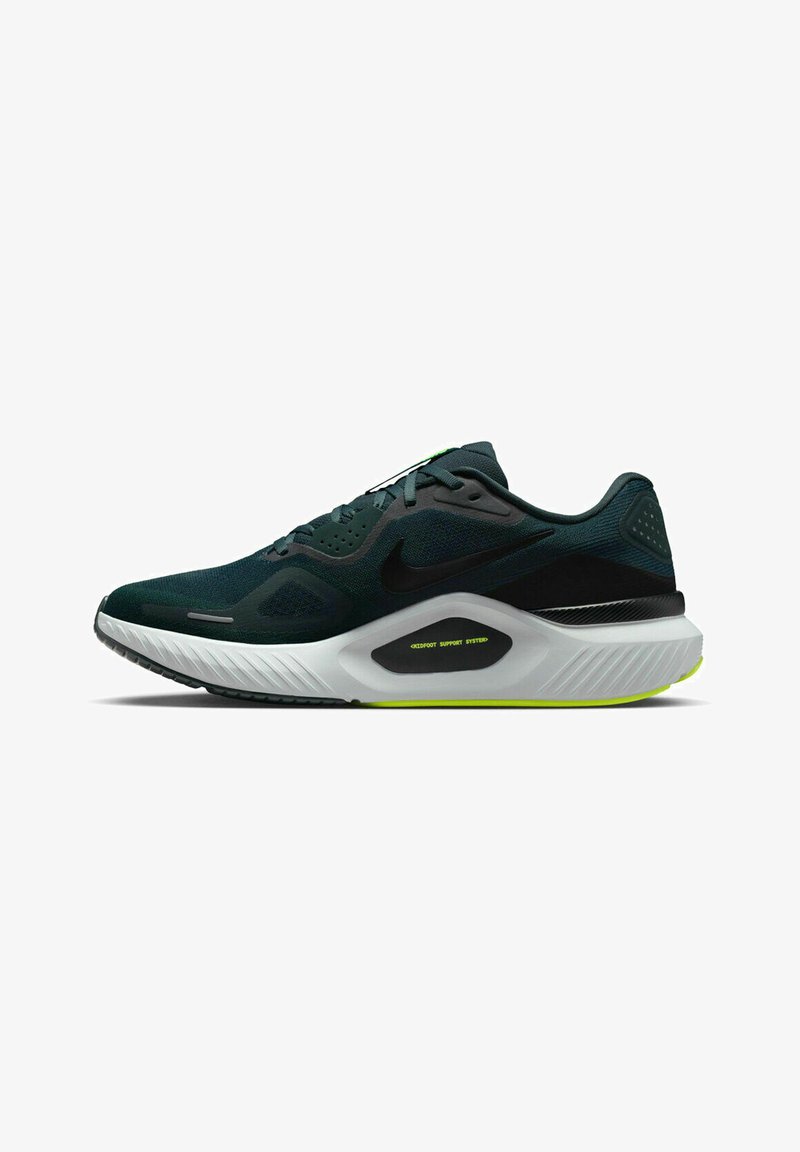 Scarpa sportiva da uomo con tomaia in mesh verde scuro, accenti neri, soletta bianca e dettagli verdi sulla suola con motivo di presa testurizzato.