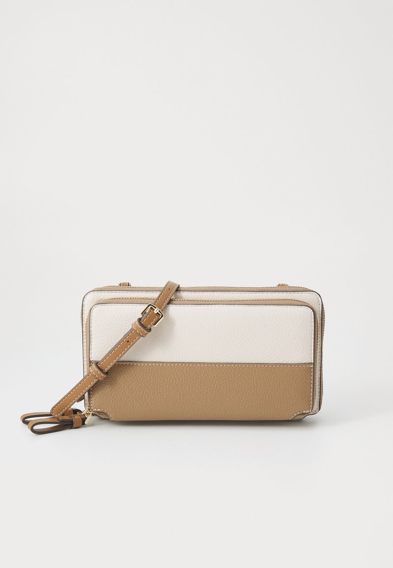 Portefeuille tan et crème en cuir texturé, avec fermeture éclair, une sangle détachable et des bandes de couleur contrastée à l'avant.
