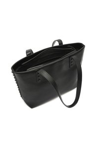 Čierna kožená taška s textúrovaným povrchom, vrchným zipsom a dvoma plochými uchami. Obsahuje dekoratívne hroty po jednej strane.