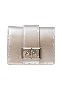 Portafoglio in pelle sintetica argentata di forma rettangolare, con chiusura a doppia fibbia che mostra il logo "AX" e dettagli cuciti.