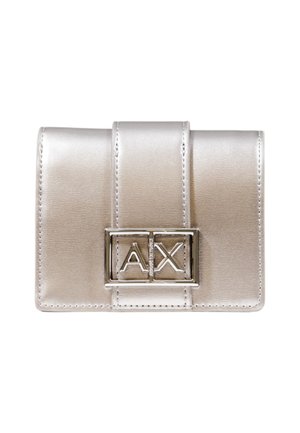 Portafoglio in pelle sintetica argentata di forma rettangolare, con chiusura a doppia fibbia che mostra il logo "AX" e dettagli cuciti.