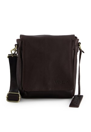 Mørkebrun lædertaske med skulderrem, klaplukning, justerbar rem, metalspænder og prægede "Venezia"-logo foran.