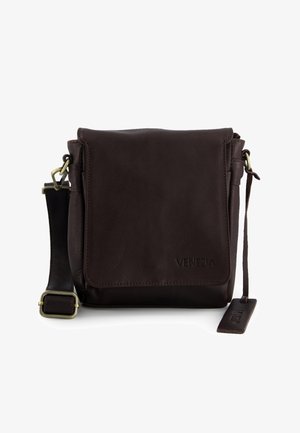 Dunkelbraune Lederumhängetasche mit Klappenverschluss, verstellbarem Riemen, Metallverschlüssen und geprägt "Venezia" Logo auf der Vorderseite.