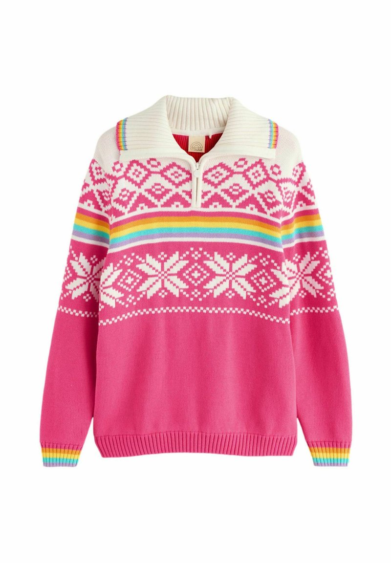 Roze gebreide trui met een witte kraag, ritsluiting en een fair isle patroon, voorzien van regenboogstrepen op de schouders en manchetten.