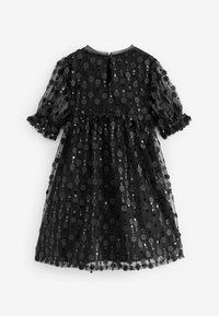 Schwarzes Kleid aus durchsichtiger Stoff, verziert mit schwarzen Blumenmustern und Pailletten. Verfügt über Puffärmel und einen Knopfverschluss auf der Rückseite.