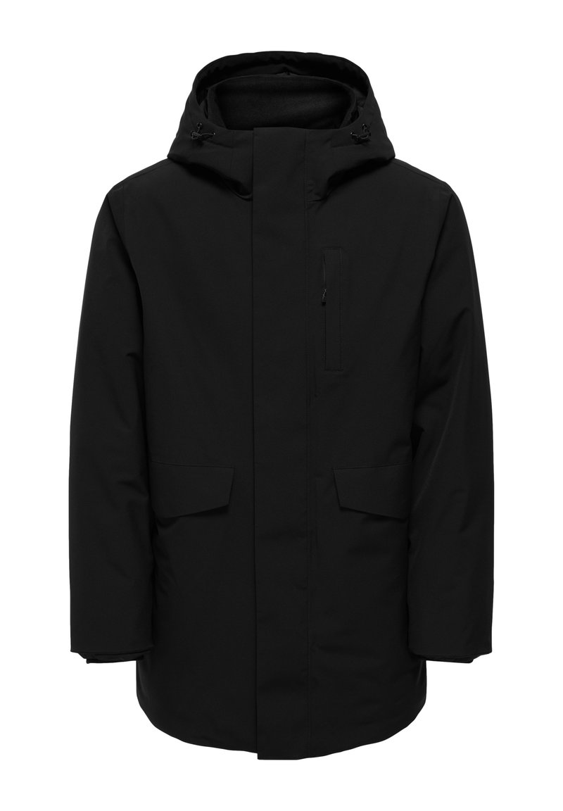 Parka nera impermeabile con cappuccio, tasca sul petto con zip e due tasche frontali con patta. Presenta una texture liscia e opaca e una vestibilità comoda.