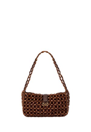 Sac à main marron composé de perles en bois interconnectées avec une seule bandoulière et une fermeture en cuir sombre ornée d'un petit fermoir décoratif en or.