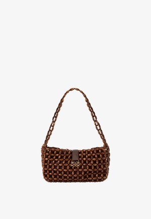 Barna kézitáska egymáshoz kapcsolódó fa gyöngyökből, egyetlen pánttal és sötét bőr záródással, kis arany díszes csattal.