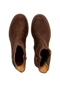 Botas de cuero marrón hasta el tobillo con una textura suave, cremalleras laterales y costuras en contraste. La parte superior abierta revela un forro interior más claro.