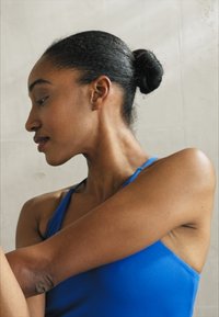 Girlfriend Collective FLOAT CLEO HALTER BRA - Sportski grudnjak s blagom potporom - ultramarine