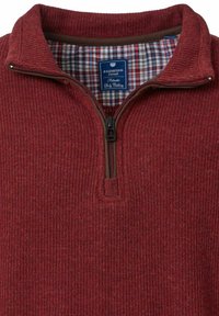 Roter gerippter Pullover mit einem Reißverschluss vorne und braunen Akzenten. Das Innere zeigt ein karriertes Muster in Rot, Weiß und Blau. Markenlabel sichtbar.
