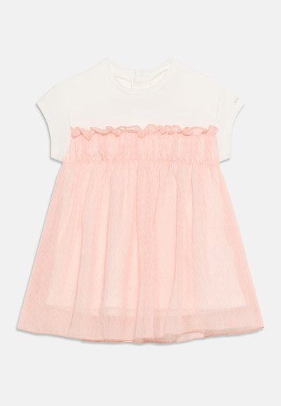 Top bianco a maniche corte con abito in tulle rosa chiaro attaccato, caratterizzato da un corpetto con volant e una gonna a più strati per bambini.