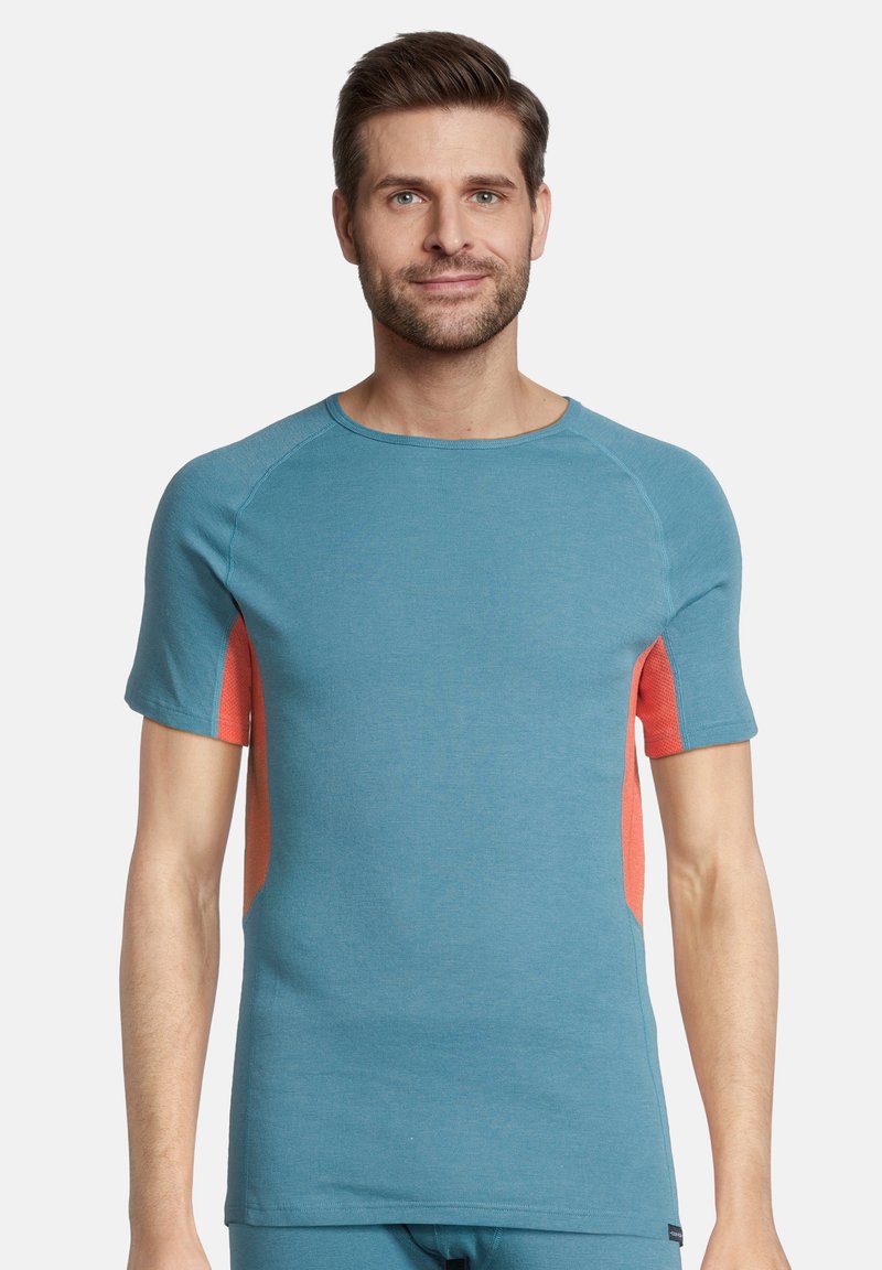 Maglietta sportiva a maniche corte di colore blu con fianchi in mesh arancione. Presenta un collo rotondo e spalle senza cuciture per comfort e libertà di movimento.