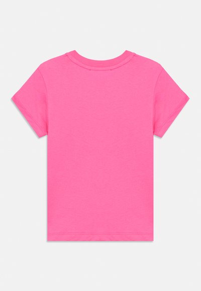 Κοντομάνικο T-shirt από βαμβάκι σε ζωντανό ροζ χρώμα, με στρογγυλή λαιμόκοψη και καθαρές ραφές στα μανίκια και στο κάτω μέρος. Ομαλή υφή σε όλο το ύφασμα.