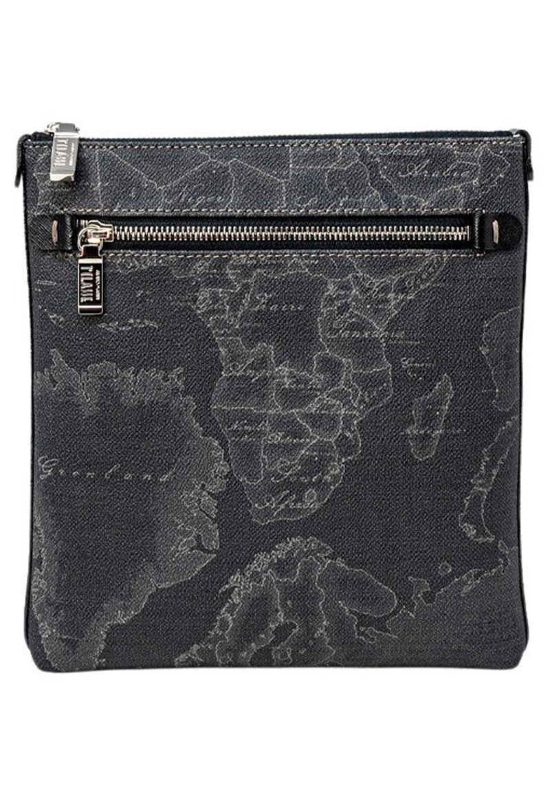 Borsa nera con design della mappa del mondo in grigio, dotata di una cerniera superiore e un accento in metallo con il logo. Tessuto testurizzato con finitura liscia.