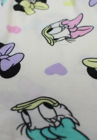 Tissu doux présentant un motif répétitif de personnages de dessins animés de canard et de souris dans diverses couleurs, avec des cœurs pastel et des détails de nœuds.