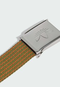 Texturovaný zelený látkový pásek s oranžovými pruhy, opatřený stříbrnou kovovou přezkou s raženým logem.