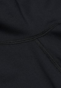 Zwarte stof met een soepele textuur, voorzien van platte naden en een licht rekbare ontwerp. Geen patronen of bevestigingsmiddelen zichtbaar.