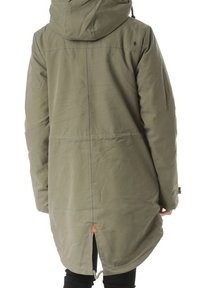Olijfgroene gewatteerde jas met capuchon, met een gebogen zoom, achterventilatie en een oranje accent aan de onderkant. Glad materiaal en lange mouwen.