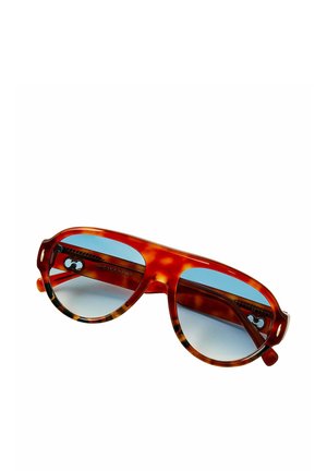 Gafas de sol aviador con montura carey marrón, lentes azules degradadas y diseño de doble puente.