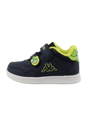 Kinderschwarzer Sneaker mit neongrünem Innenfutter, Klettverschluss, Cartoon-Frosch-Dekoration und weißer Sohle, seitlich dargestellt.