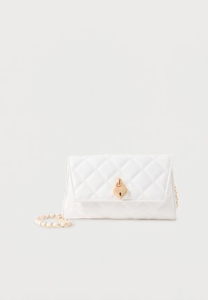 Λευκό καπιτονέ δερμάτινο τσαντάκι χειρός με χρυσό κούμπωμα σε σχήμα καρδιάς και αλυσίδα σετ, σε απλό φόντο.