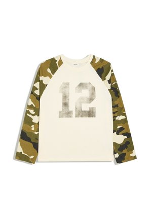 Witte blouse met lange mouwen met groene en bruine camouflage mouwen en vervaagd nummer 12 gedrukt op de voorkant.