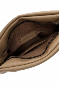 Hellbraune Ledertasche mit weicher Textur, Reißverschluss und Innentaschen. Innen Futter aus braunem Stoff mit einem eingestickten Markenlabel.