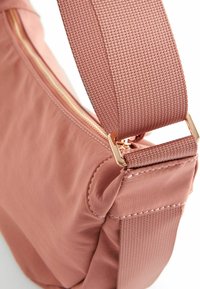 Next SLING - Taška s p�říčným popruhem - rose pink