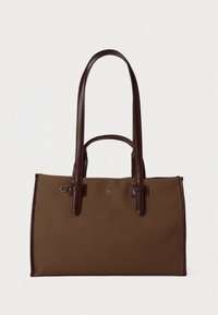 Sac fourre-tout marron texturé avec poignées et accents en cuir marron foncé. Présente un design minimaliste avec un détail de logo à l'avant.