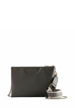 Pochette en cuir noir avec une finition texturée, dotée d'un haut arrondi, de quincaillerie dorée et d'une bandoulière amovible avec impression "LONDON".