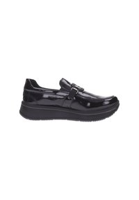 Zapato negro de charol tipo slip-on con suela gruesa y detalle de hebilla decorativa, vista lateral sobre fondo blanco.