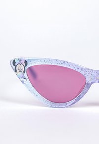 Occhiali da sole a forma di gatto con una montatura traslucida di colore lavanda, texture glitterata e lenti rosa. Presentano un'illustrazione di Minnie Mouse sulla montatura.