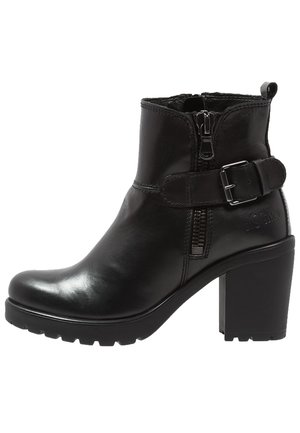 Musta nahkainen nilkkuri sivuvetoketjulla, säädettävällä solkisella remmillä, lohkopohjaisella korolla ja kuvioidulla pohjalla.