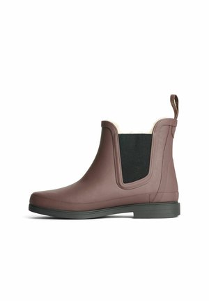 Brun ankelregnstøvle med sort elastisk sidepanel, trækstrop bagpå og lav sort sål mod hvid baggrund.