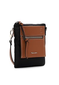 Borsa a tracolla in pelle nera e marrone con tasca con zip, finitura testurizzata, tracolla regolabile e dettagli in metallo argentato.