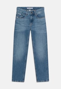 Jasnoniebieskie jeansy o prostym kroju wykonane z denimu, z klasycznym pięciokieszeniowym designem, widocznymi szwami oraz metką z logo na pasku.