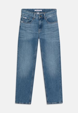 Jeans de pierna recta de color azul claro, confeccionados en denim, con un diseño clásico de cinco bolsillos, costuras visibles y una etiqueta de marca en la cinturilla.