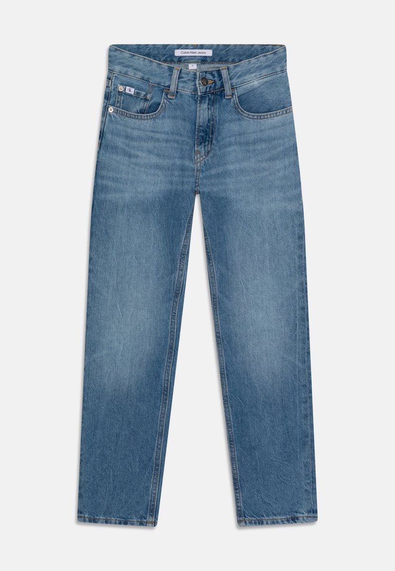 Jasnoniebieskie jeansy o prostym kroju wykonane z denimu, z klasycznym pięciokieszeniowym designem, widocznymi szwami oraz metką z logo na pasku.