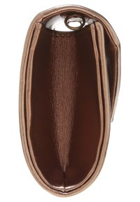 Brązowa metaliczna kopertówka o gładkiej fakturze i zaokrąglonym kształcie. Posiada okrągłe zapięcie i otwiera się, ukazując jednolite brązowe wnętrze.