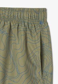 Heren zwembroek in olijfgroen met een blauw contourlijnpatroon. Heeft een elastische tailleband en een zachte stofstructuur.
