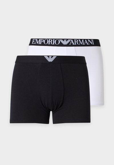 Δύο ζεύγη ανδρικών μποξεράκια Emporio Armani, ένα μαύρο με λογότυπο στη μέση και ένα λευκό με μαύρη μέση και μεγάλο κείμενο Emporio Armani.