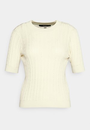 Biały sweter dziany z krótkimi rękawami, o prążkowanej fakturze i wzorach warkoczowych, z okrągłym dekoltem i dopasowanym fasonem.