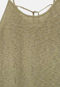 Haut en maille vert olive avec un tissu doux et texturé. Comprend un décolleté arrondi et un design à bretelles croisées dans le dos.